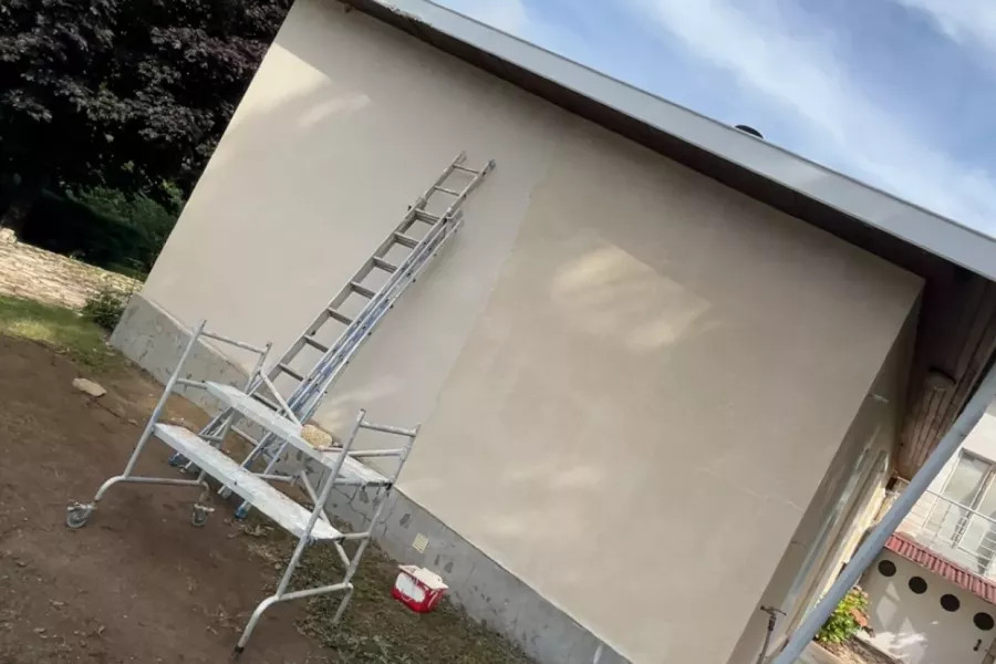 Ravalement de façade dans la ville de La Marche.