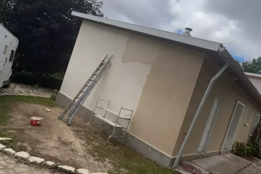 Ravalement de façade dans la ville de La Marche.