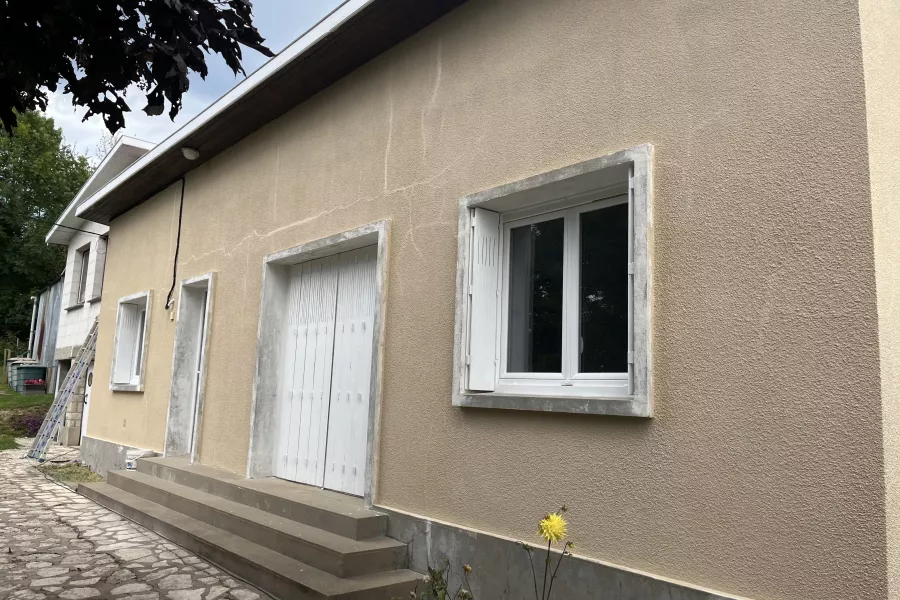 Ravalement de façade dans la ville de La Marche.